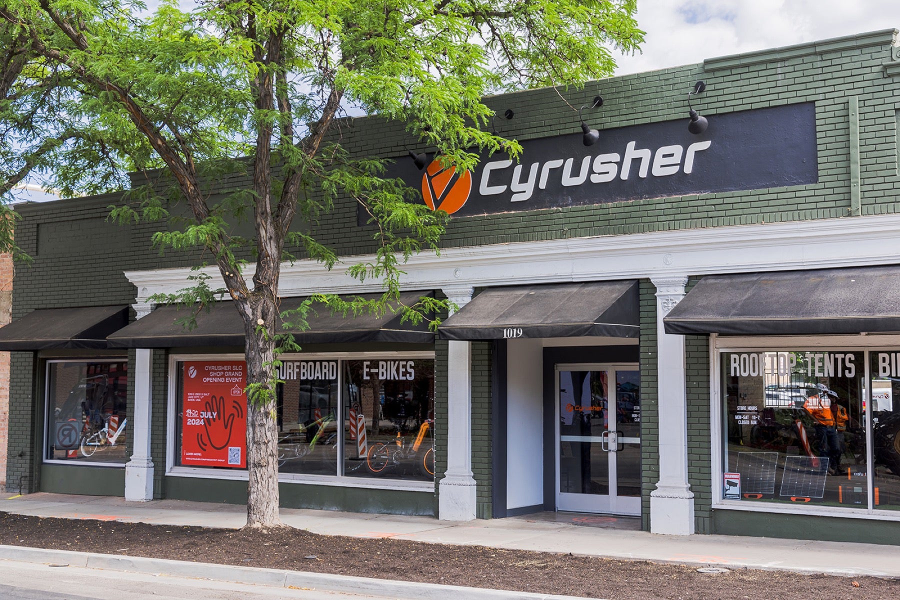 Easy-to-find storefront on 2100 South.